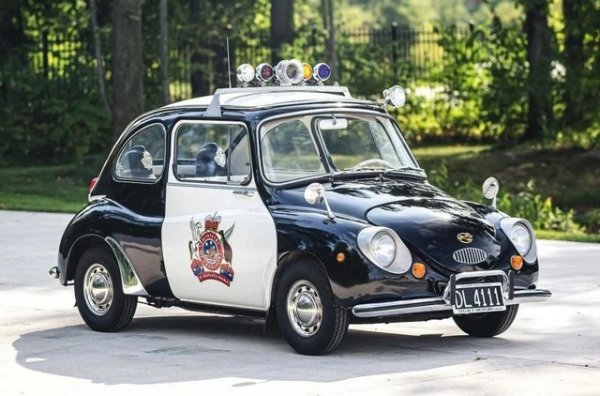 През 2020 г. японски компактен автомобил Subaru 360 от 1970 г. беше продаден за 44 800 долара, който преди това е бил в услуга на Министерството на транспорта на Нова Зеландия и е използван и за полицейски. Моделът е произвеждан от 1958 до 1971 г. с тираж от почти 400 хиляди бройки.

Заради скромните си размери получава прякора &bdquo;калинка&ldquo; -  дължина, ширина, височина и разстояние между осите - съответно 2990, 1300, 1379 и 1801 мм. Предлага се модификации с две и три врати, както и версия със сгъваем мек покрив. Този екземпляр е оборудван с двуцилиндров двигател, който произвежда 25 к. с. с обем от 356 куб. см. и е комбиниран с четиристепенна механика. Слабичък за полицейски автомобил&hellip;